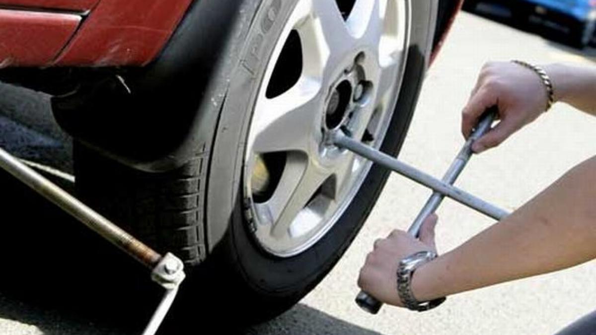 Furt din maşini prin metoda "înţeparea roţilor". Aflaţi cum acţionau hoţii