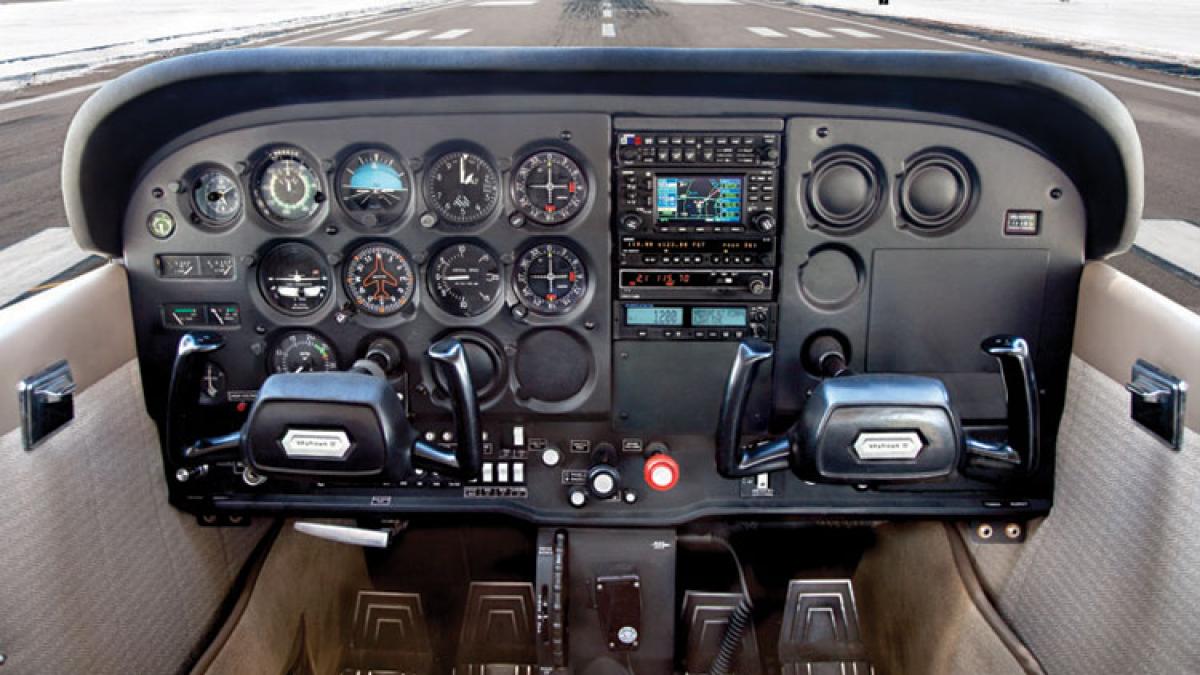 un pasager a adus la sol avionul in care se afla dupa ce pilotului i s a facut rau