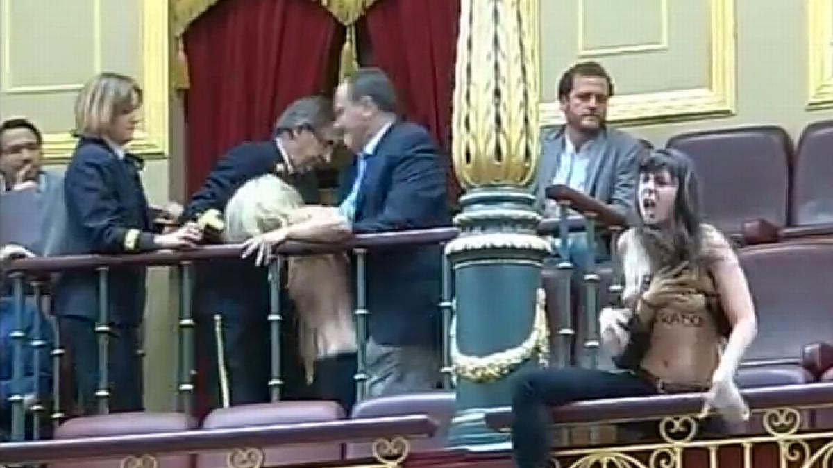 parlamentarii spanioli au avut parte de un protest topless la o sedinta