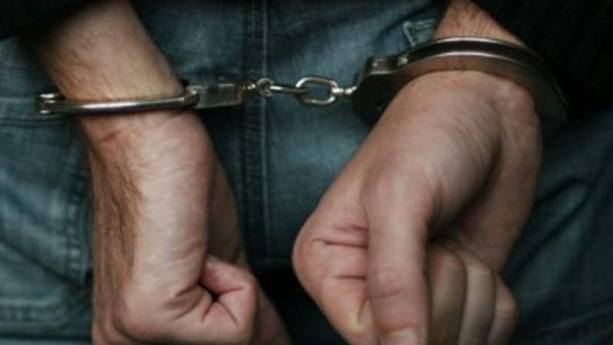 un tanar suspectat de furt s a aruncat de la etajul patru al unei sectii de politie din capitala