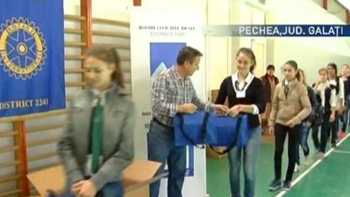 copiii de la grupul scolar pechea au primit ajutoare de la rotary braila si bucuresti