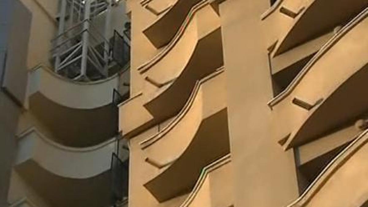 un hot s a aruncat de la etajul 4 al sectiei de politie in care era retinut