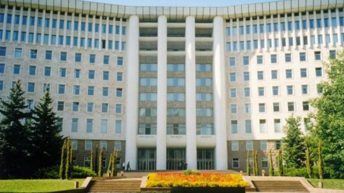 zeci de preoti si membri ai partidului comunist au blocat accesul in parlamentul republicii moldova