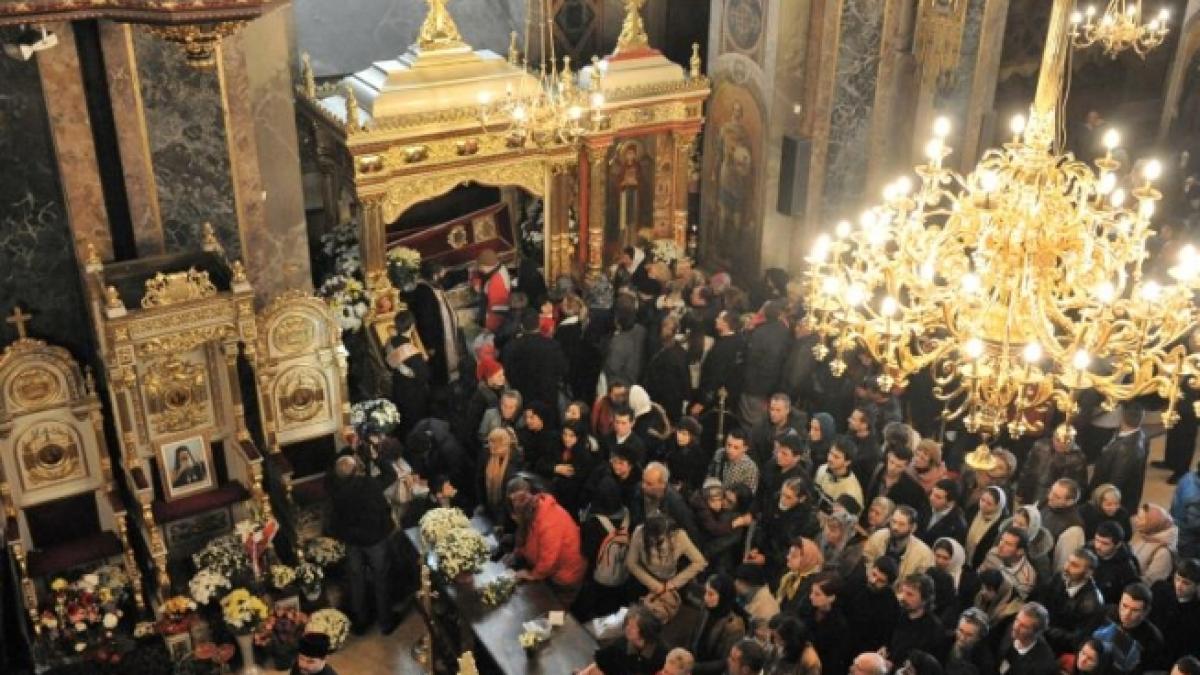 peste 40 000 de pelerini la catedrala mitropolitana din iasi pentru a se inchina la moastele