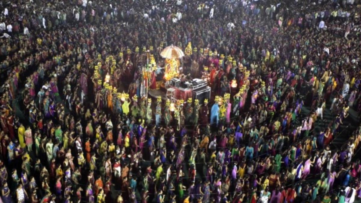 in numele religiei cel putin 60 de persoane au murit intr o busculada