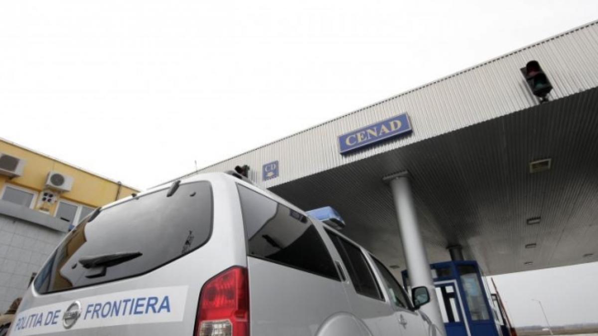 o femeie si a ascuns copilul sub fusta si a incercat sa il scoata din tara