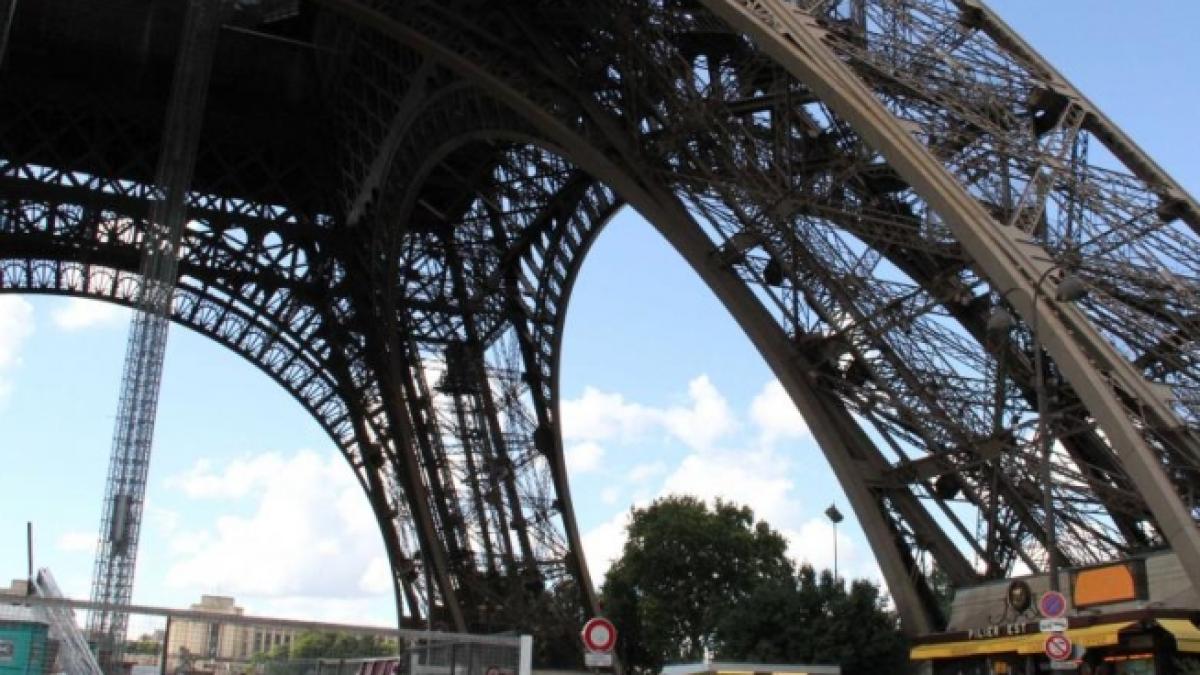 turnul eiffel evacuat de urgenta
