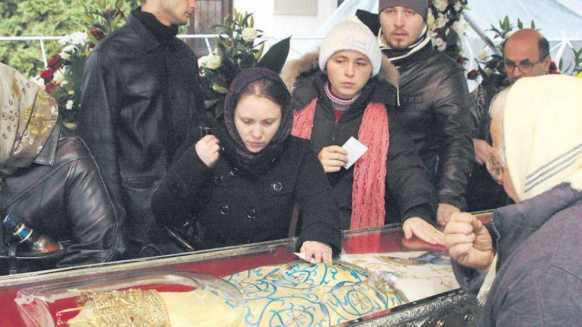 minunea care s a intamplat la racla sfintei parascheva venise acolo mai mult moarta