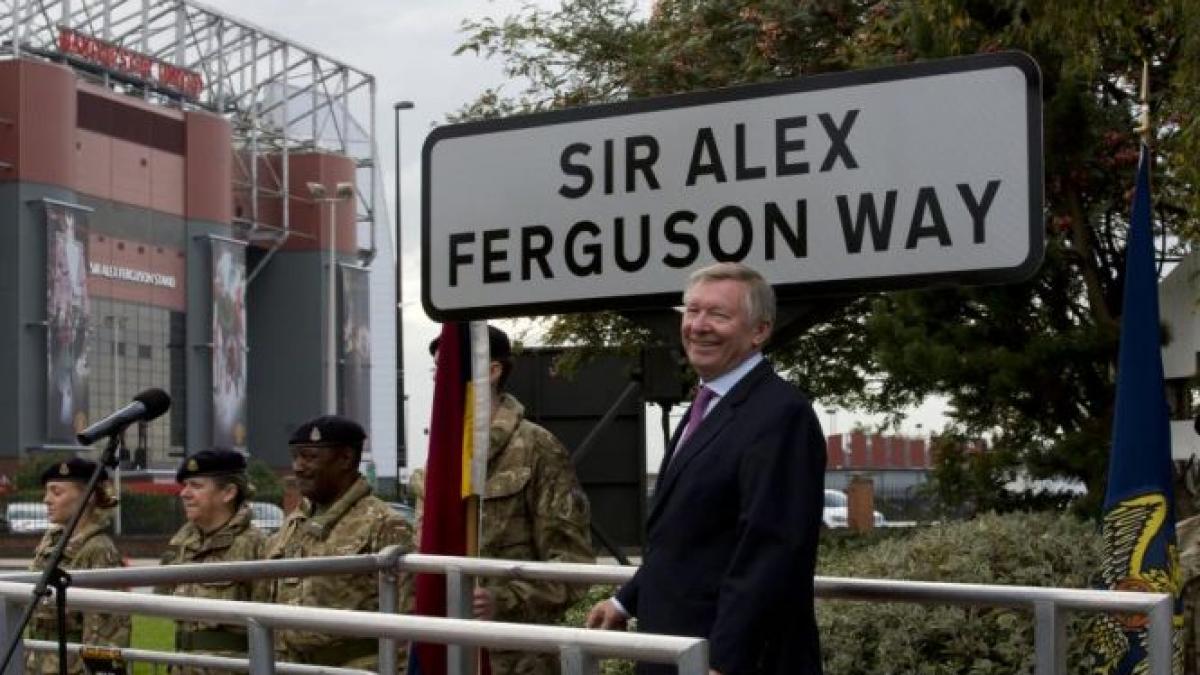 o strada de langa stadionul old trafford a primit numele lui sir alex ferguson