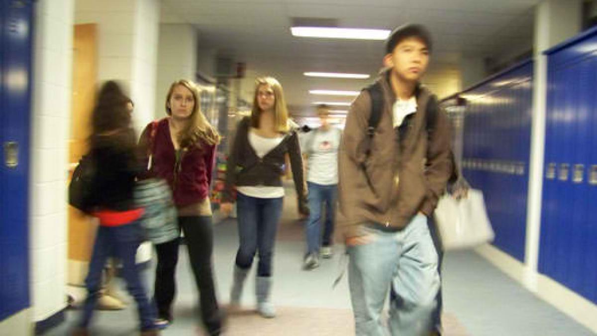 ce au gasit profesorii in ghiozdanele unor eleve incepusera sa se poarte ciudat la ore