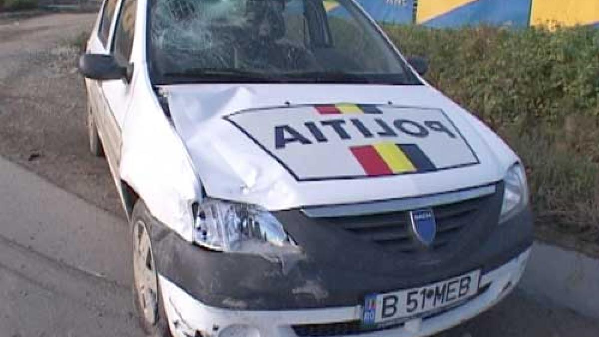 doi politisti au intrat cu masina intr un autoturism care circula regulamentar imediat au fugit de