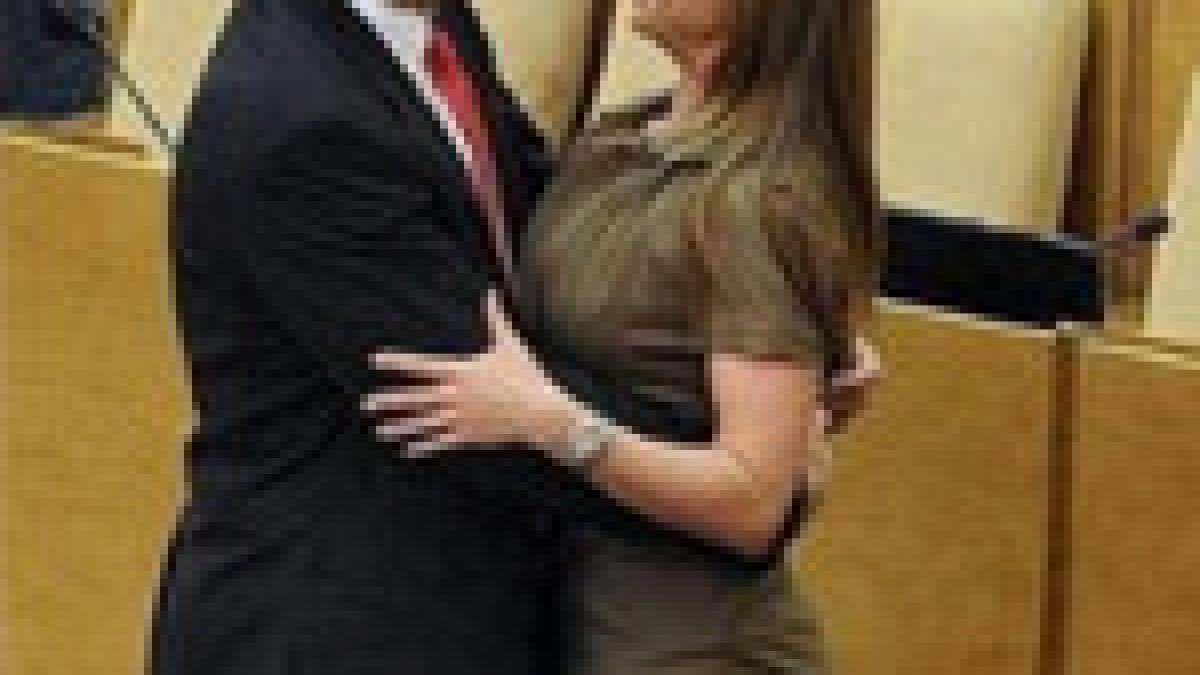 imaginea care face valva in presa din rusia putin surprins in ipostaze tandre cu femeia din spatele