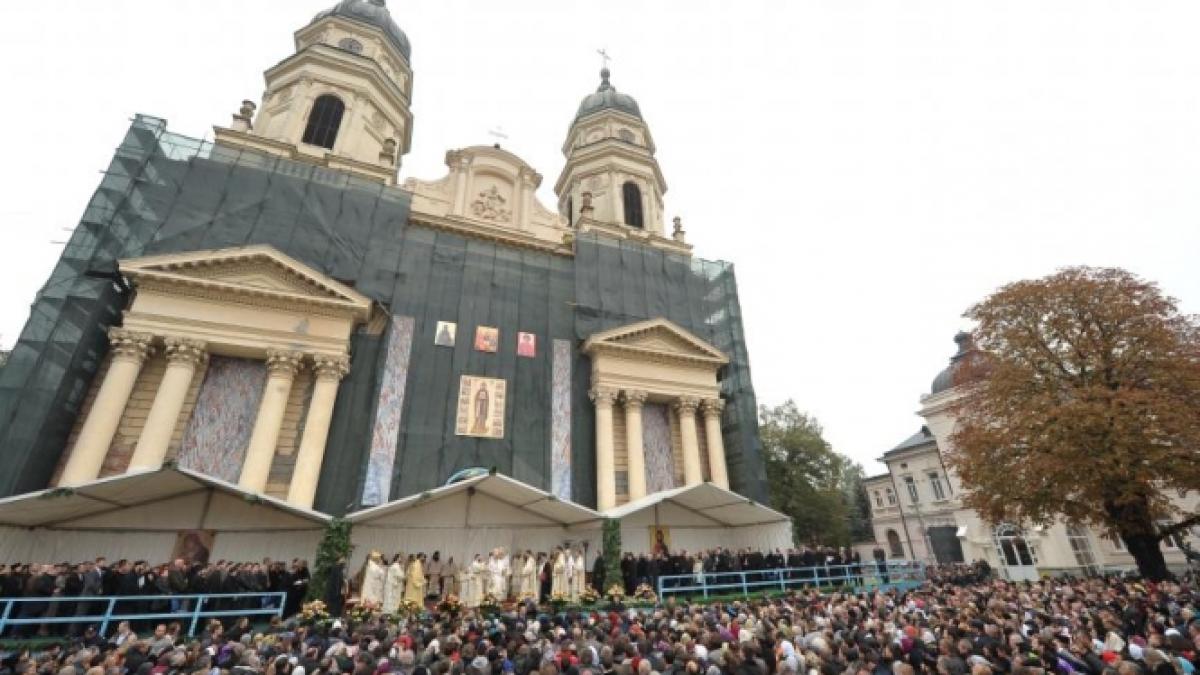peste 220 000 de pelerini au trecut pe la racla cu moastele sfintei parascheva