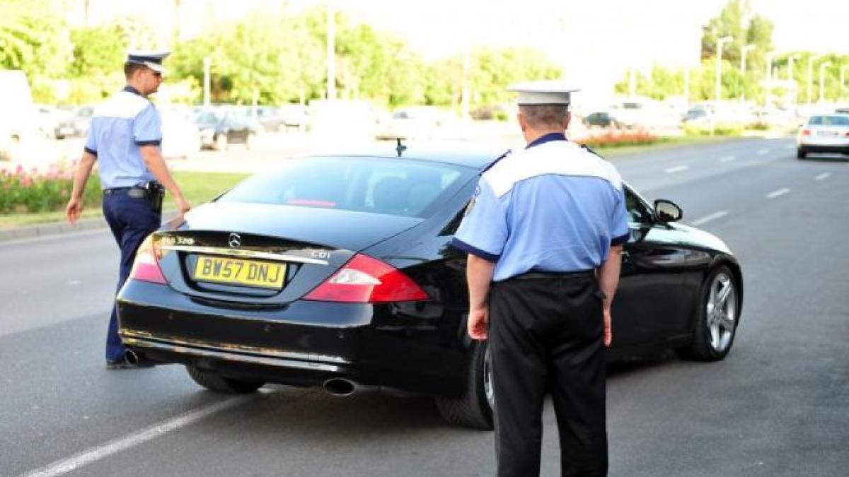 Poliţişti corupţi arestaţi la Arad. Opreau maşinile invocând încălcarea legislaţiei şi cereau mită