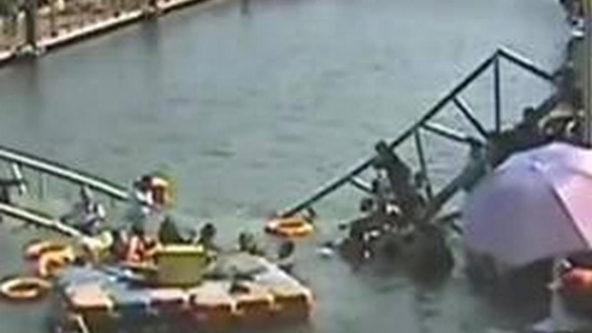 zeci de chinezi la un pas sa se inece se temeau ca vor pieri pe un pod