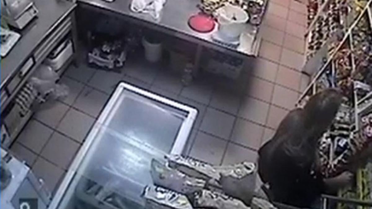 eleva prinsa la furat din magazin pentru cateva parfumuri si caserole cu mici fata risca pana la 15