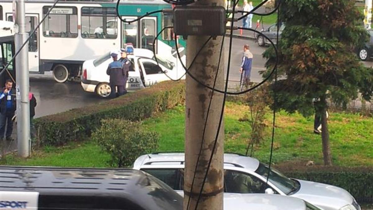 politistii si semnele de circulatie masina politiei a fost lovita de un tramvai pentru ca oamenii