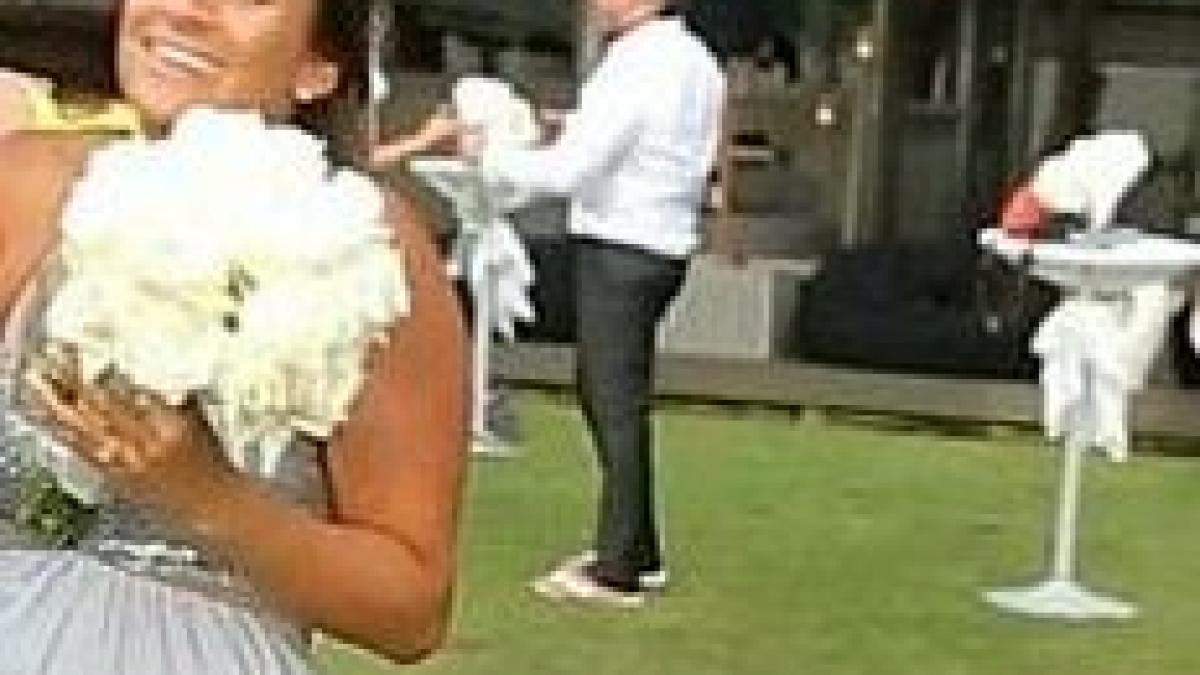 toti invitatii au incremenit cand au vazut cine a intrerupt nunta mireasa nu mai stia cum sa