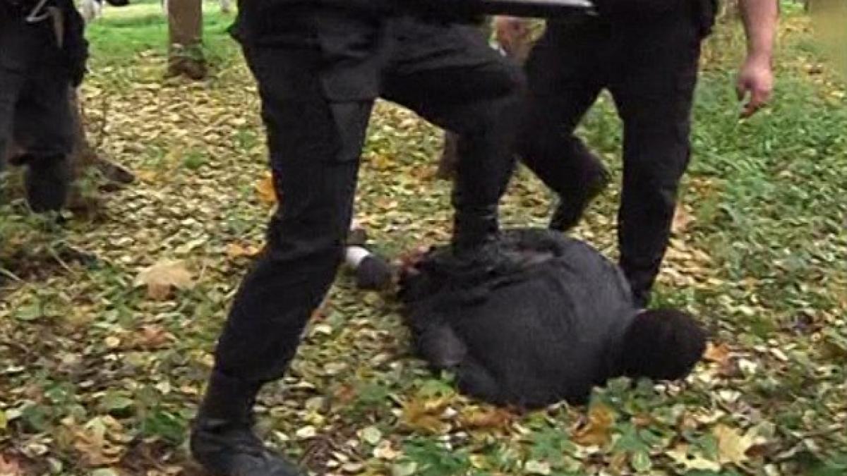 criminalul din moscova prins si batut cu salbaticie de mascatii rusi ministrul rus de interne i a