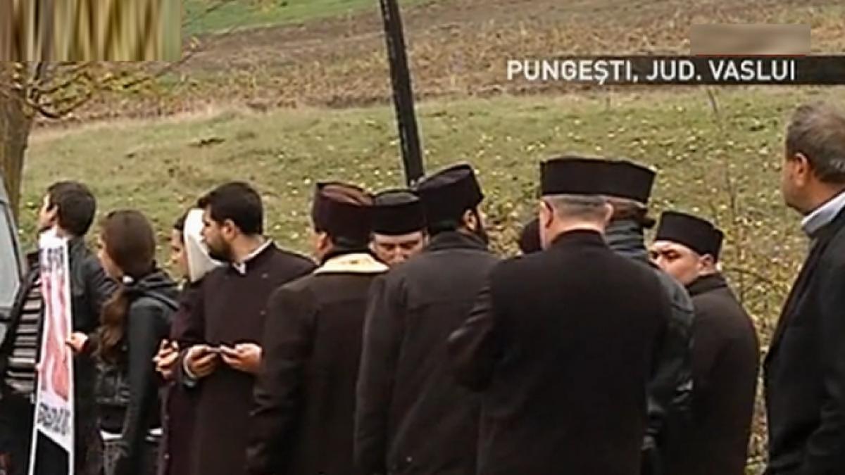 localnicii din pungesti si au instalat corturi si spun ca vor protesta inca o luna retragerea