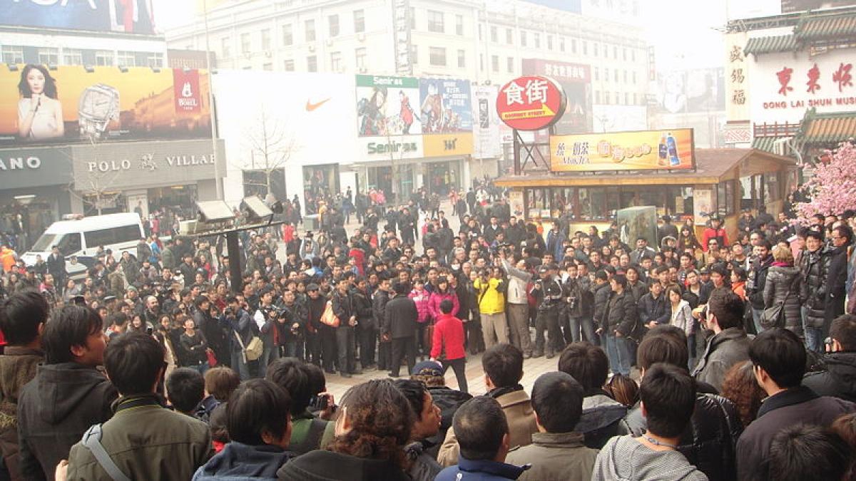 sute de sinistrati din china s au batut cu oamenii legii vezi ce i a infuriat