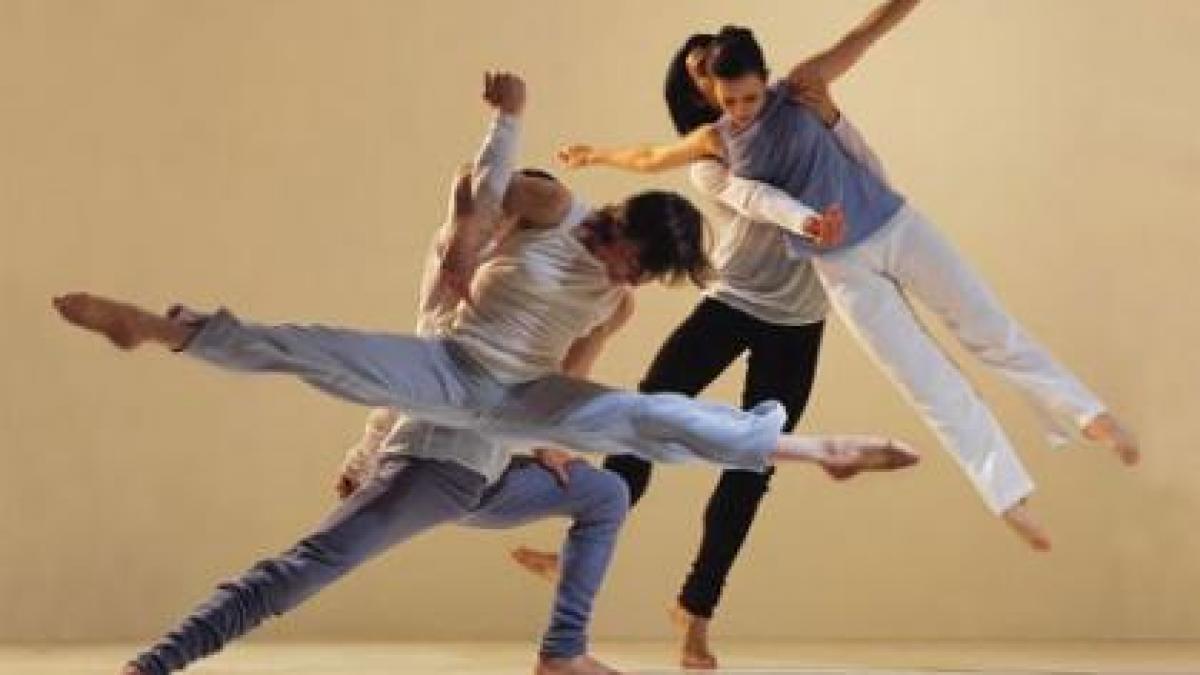 trei eleve din vaslui care au dansat pe banci in incinta scolii au fost trimise sa munceasca la un