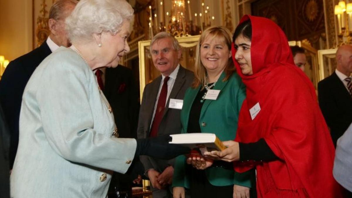 Malala, invitată la Palatul Buckingham, i-a oferit reginei Elisabeta a II-a o carte
