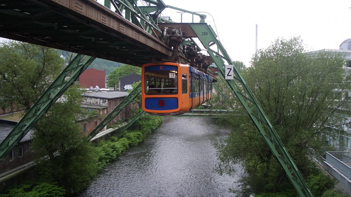 zeci de persoane au ramas blocate intr un metrou suspendat timp de aproape trei ore in germania