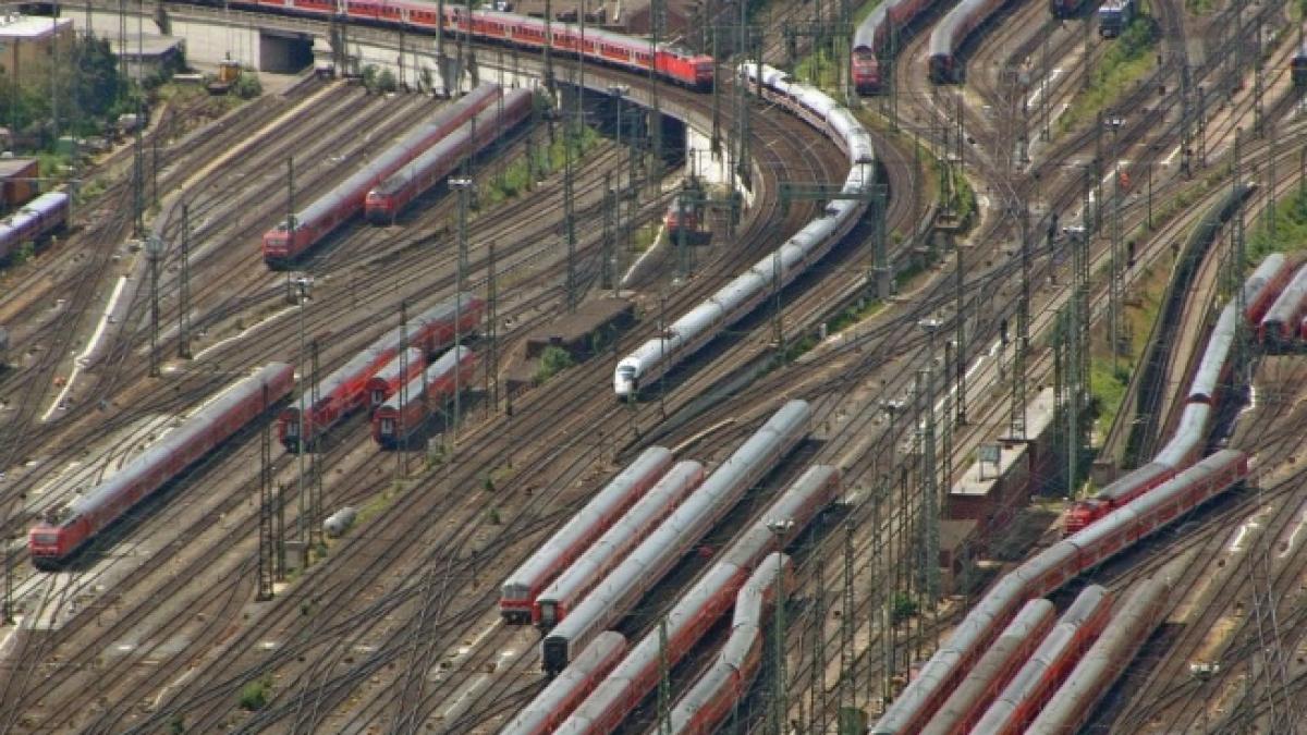 alarma in germania autoritatile au descoperit o bomba langa o cale ferata