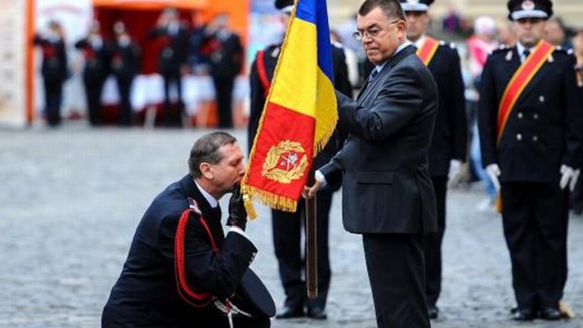 salvatorii de la inspectoratul general pentru situatii de urgenta au primit drapelul de lupta