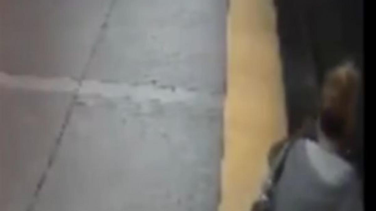 a cazut pe sinele metroului dar a fost salvata de trecatori iata imaginile