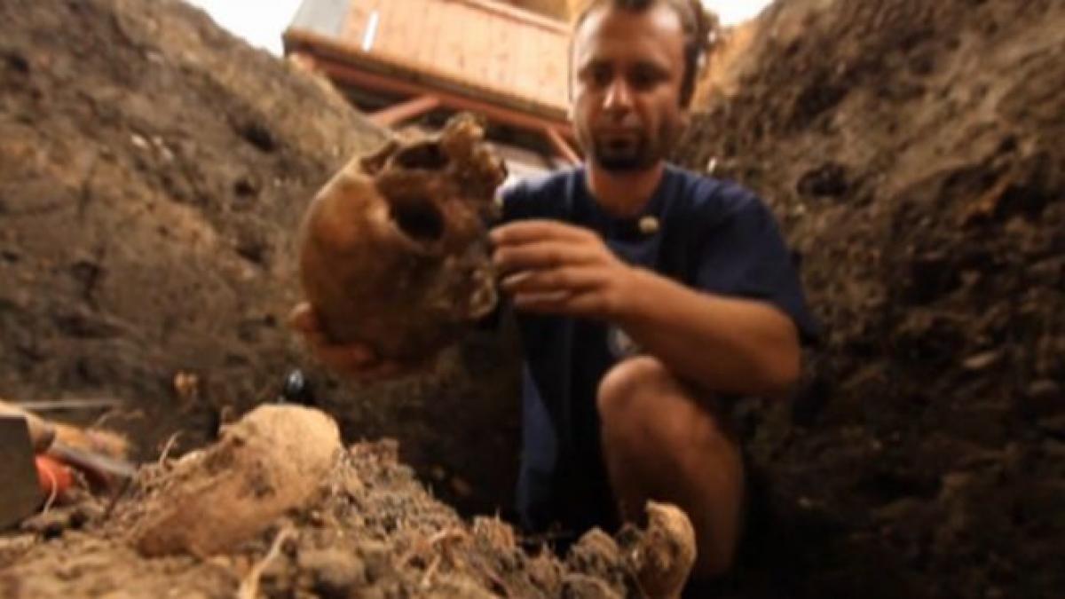 mii de romani nu stiu nici astazi prin ce gropi le au fost aruncati parintii in premiera iti