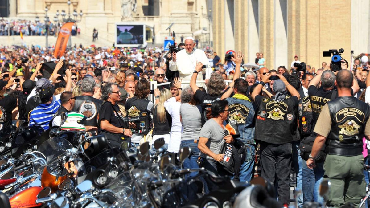 papa francisc isi scoate la licitatie motocicleta harley davidson