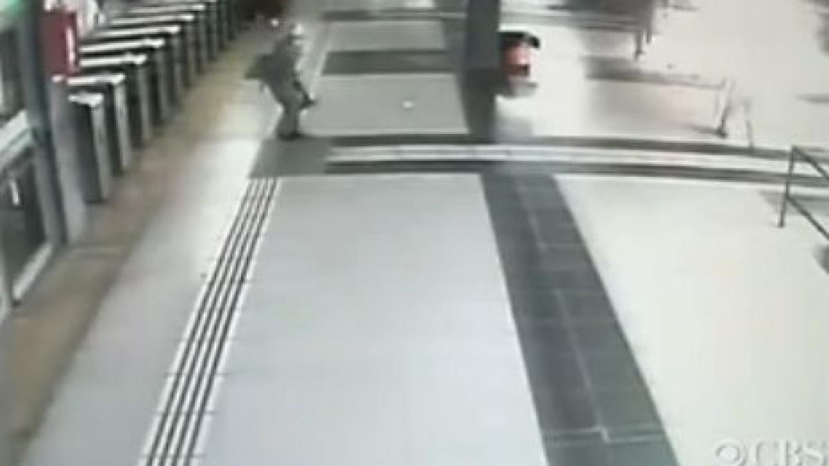 haos la metrou in argentina imagini cu un tren de pasageri care a deraiat si a lovit peronul