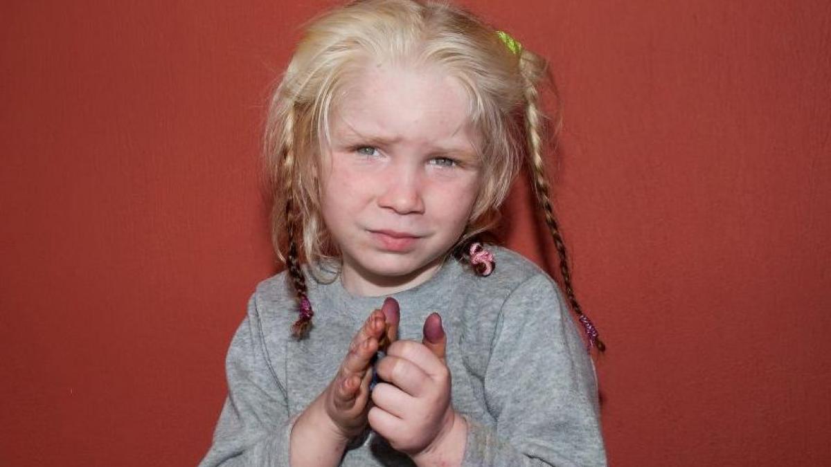 misterul fetitei blonde gasite intr o tabara de romi din grecia peste 8 000 de apeluri telefonice