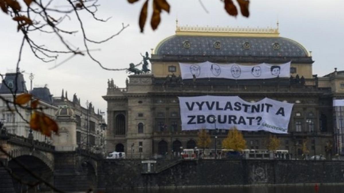 activistii greenpeace s au catarat pe cladirea teatrului national din praga