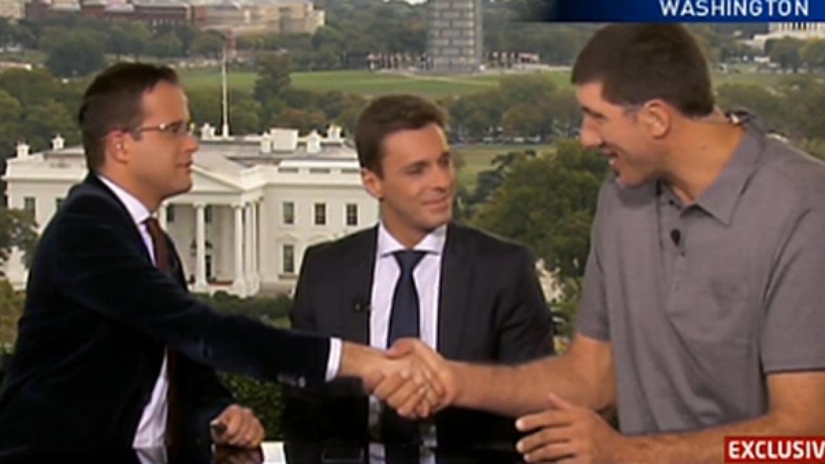 presedintele american barack obama imbraca tricoul lui ghita muresan