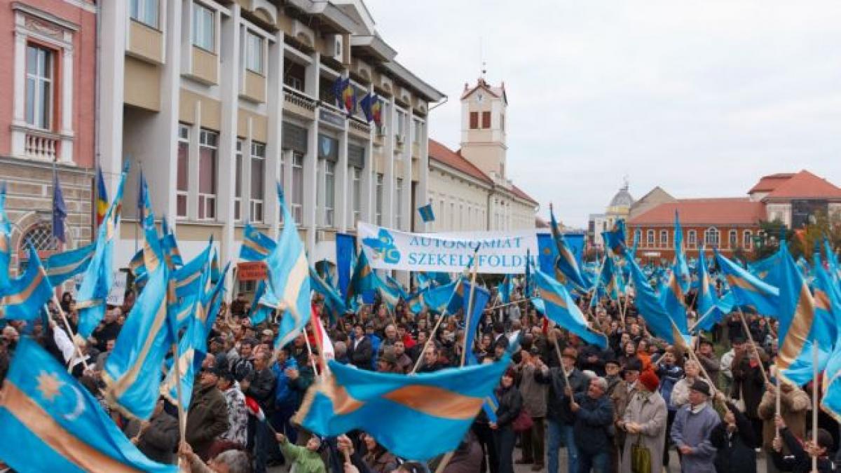 Steagul secuiesc, furat de pe sediul CNS din Sf. Gheorghe, găsit într-un CIMITIR, pe un mormânt