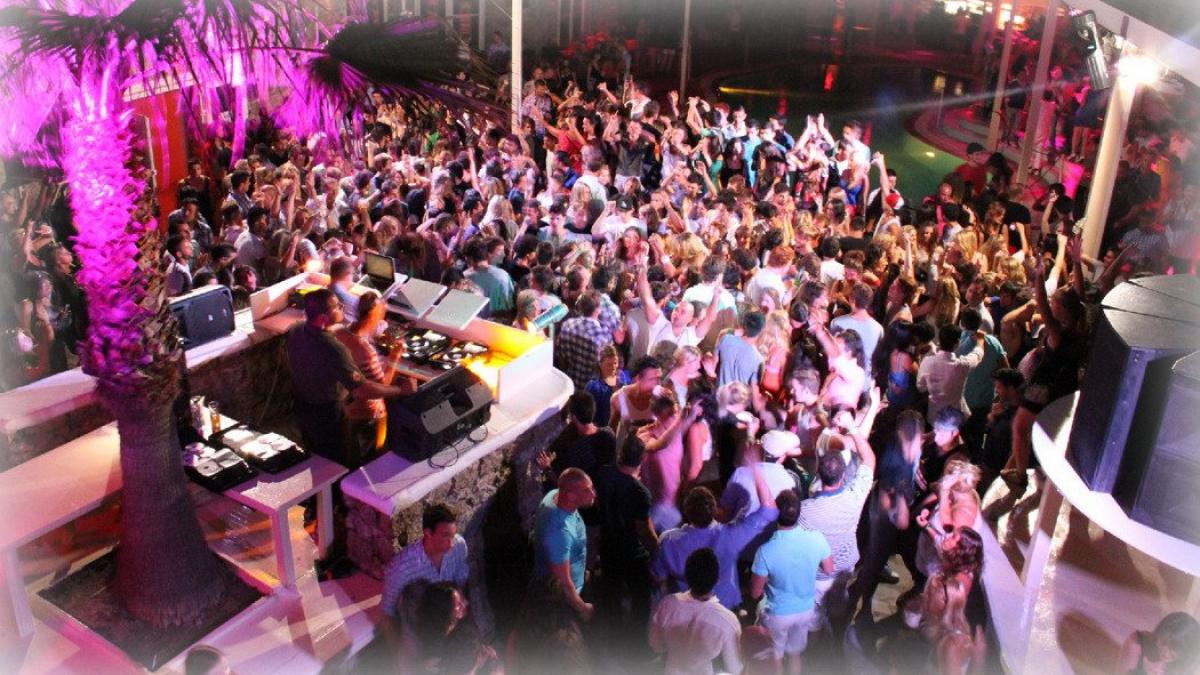 viata de noapte in corfu town