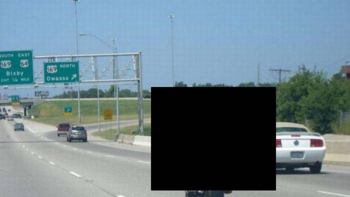 imaginea asta a fost surprinsa pe o autostrada din sua motociclistul a fost claxonat de toti