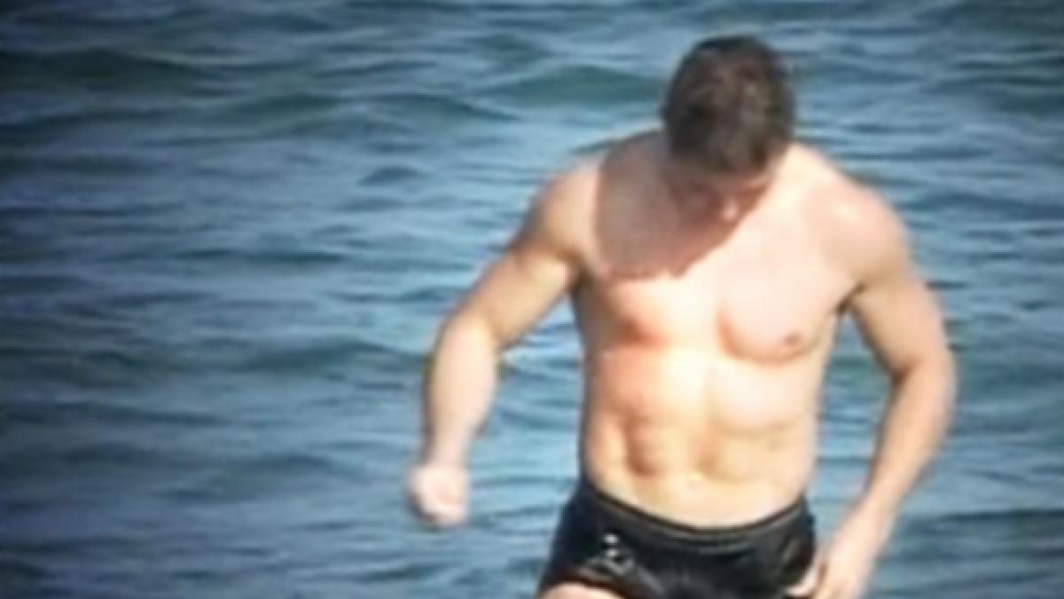 pe litoral parca sta sa vina vara balaceala de toamna in marea neagra