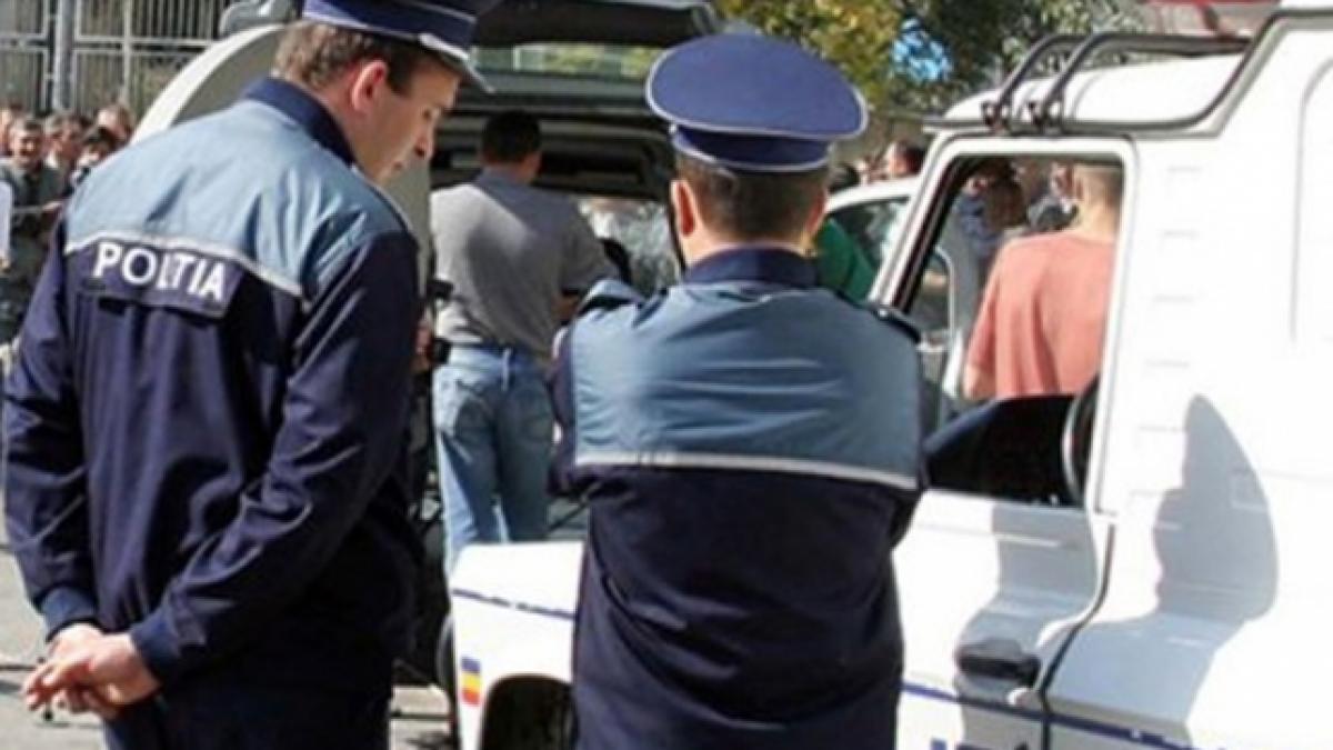 spectacol grotesc in fata invitatilor la un botez doi politisti s au luat la bataie dar acum risca