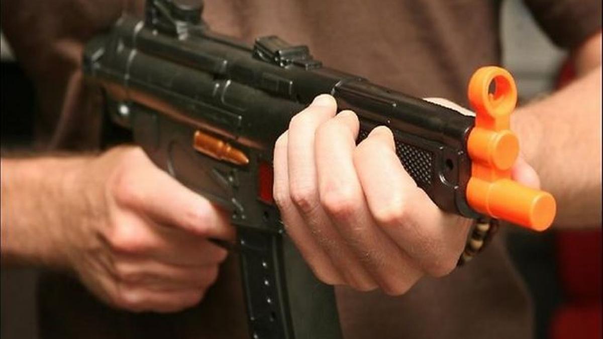 sua politia a ucis un pusti de 13 ani care se juca cu un kalashnikov de jucarie