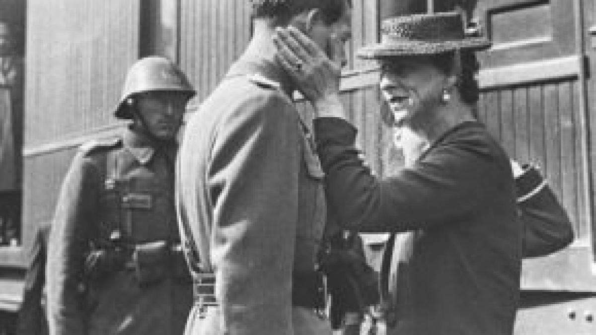 aceeasi privire neschimbata de a lungul a noua decenii fotografii de colectie cu regele mihai i