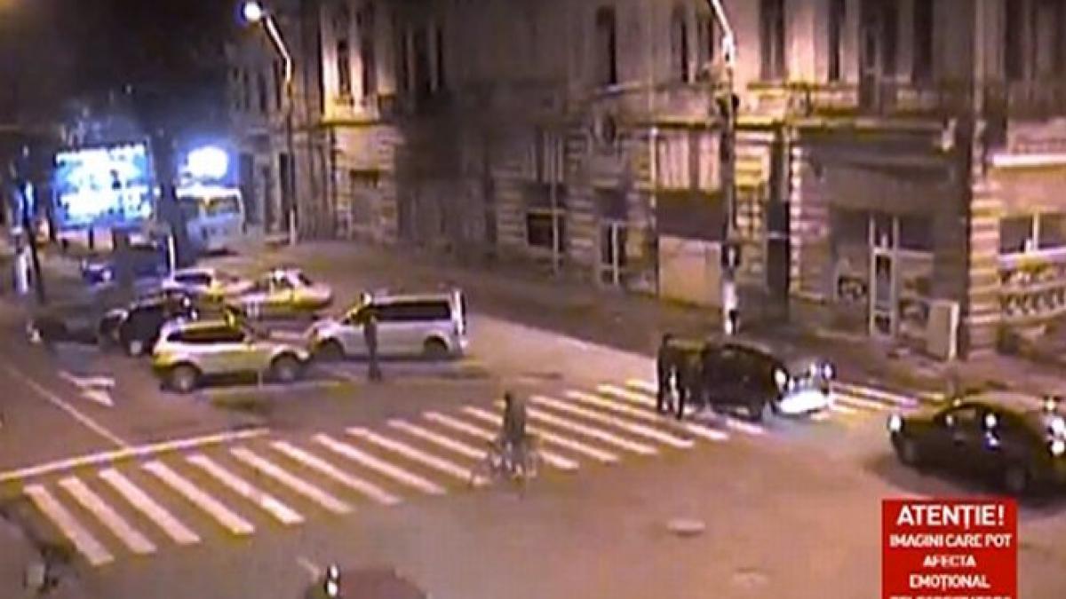 imaginea nesimtirii batran batut pe o trecere de pietoni din braila