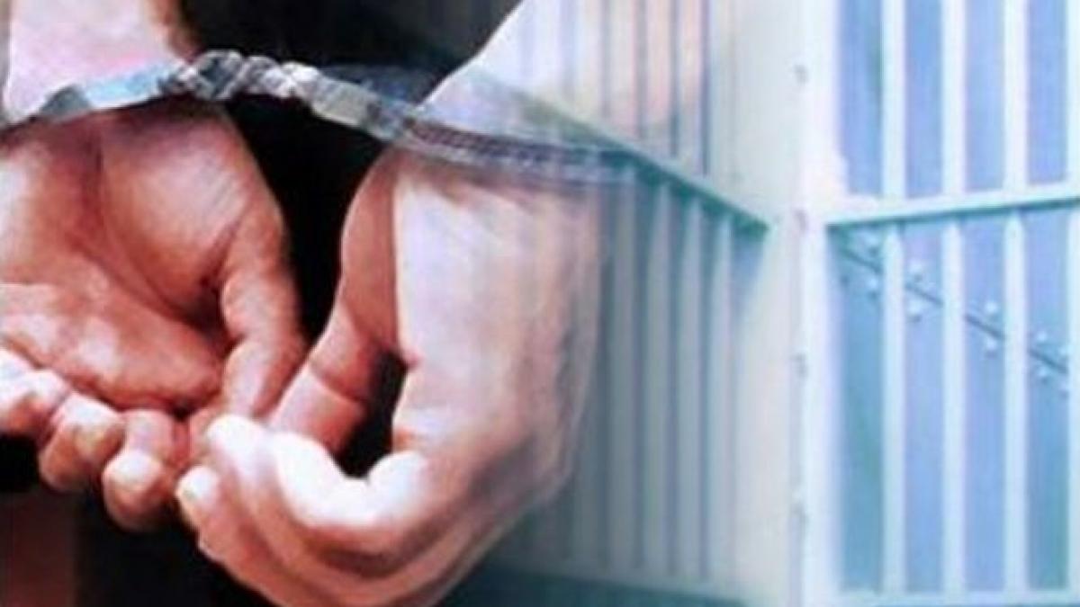 psihologul politiei bihor si un agent al protectiei interne prinsi in timp ce luau mita