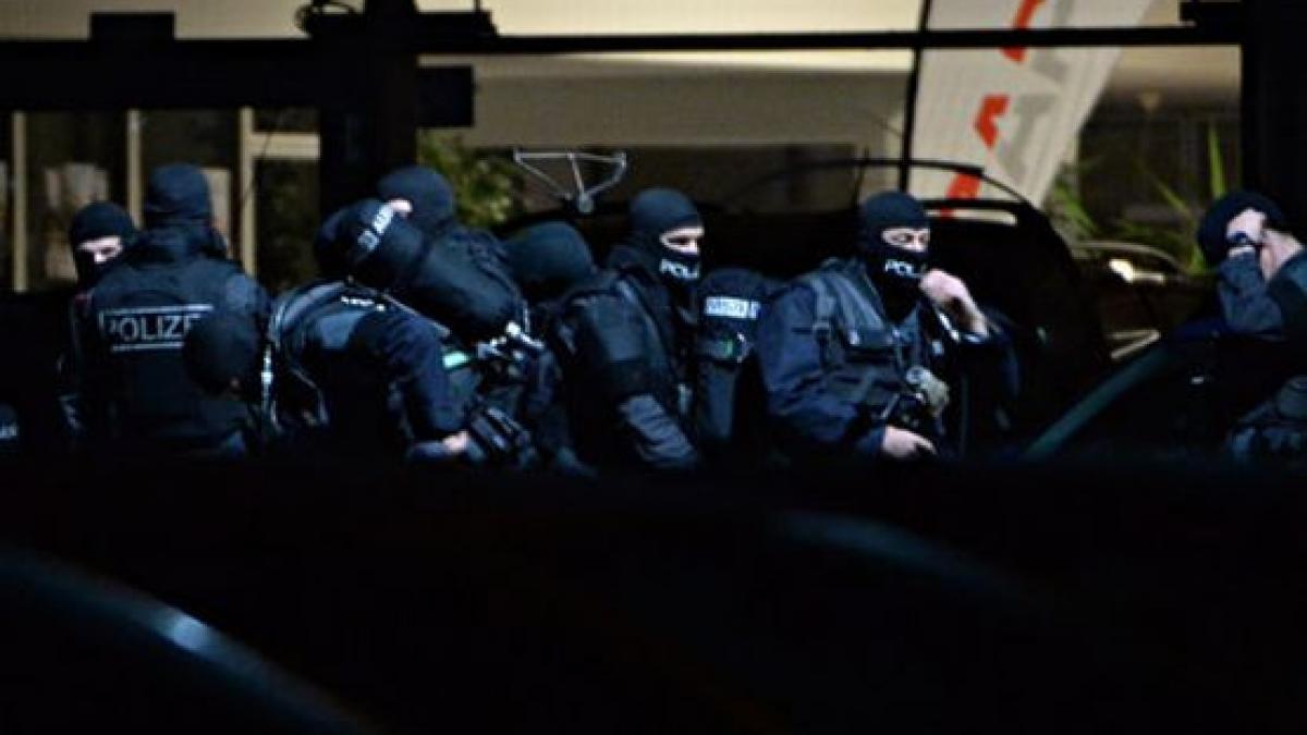 s a inchis intr un fast food impreuna cu rudele sale si apoi a sunat la politie nimeni nu stie inca