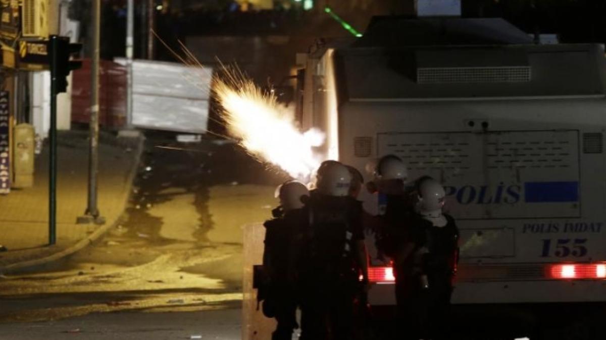 noi proteste violente in turcia politia a intervenit cu gaze lacrimogene