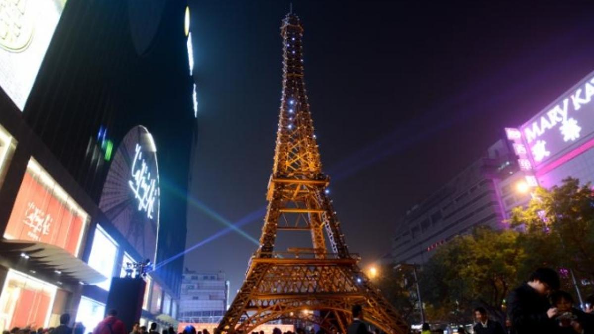 protest greenpeace la turnul eiffel protest greenpeace la turnul eiffel