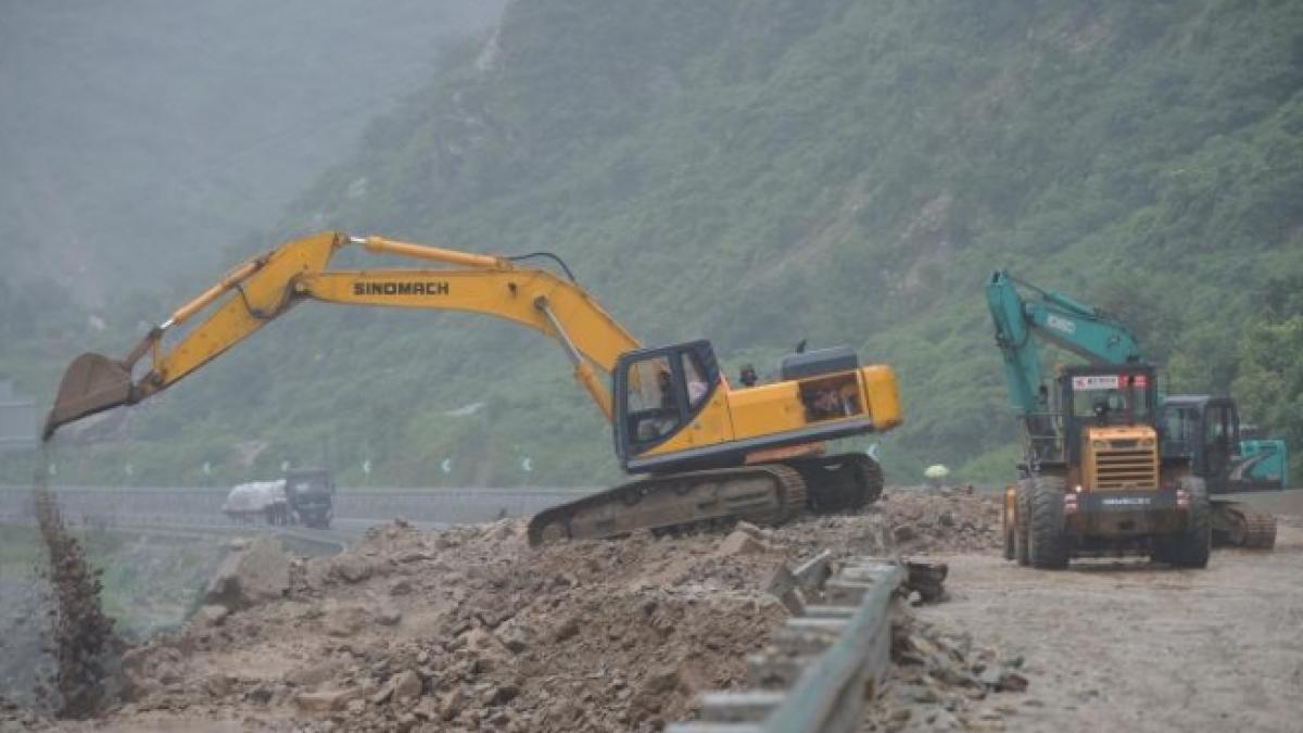 un barbat a murit dupa ce a fost strivit de excavatorul pe care incerca sa il repare